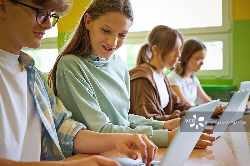 高中生在教室里使用笔记本电脑图片素材