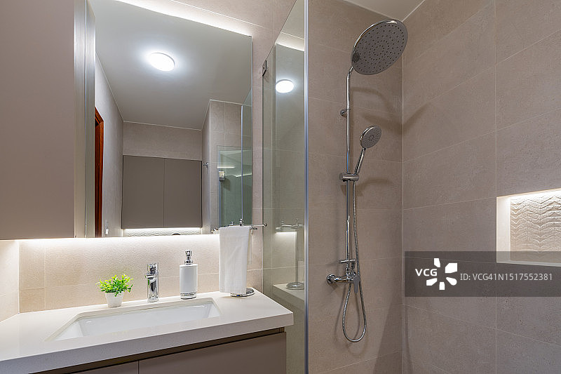 现代水槽和淋浴旁边的镜子图片素材
