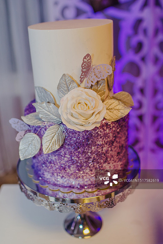 白色玫瑰装饰的优雅双层蛋糕图片素材