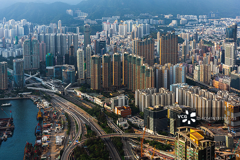 日落时分从摩天大楼俯瞰的香港城市天际线图片素材