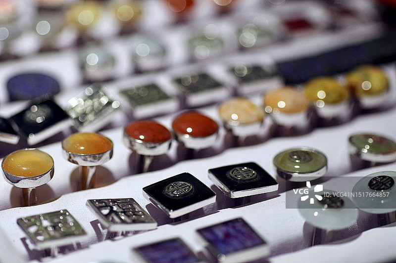 北京红桥珍珠市场袖扣零售展示特写图片素材