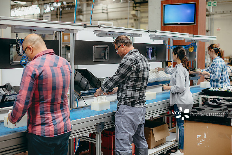 工厂生产线上的工人图片素材