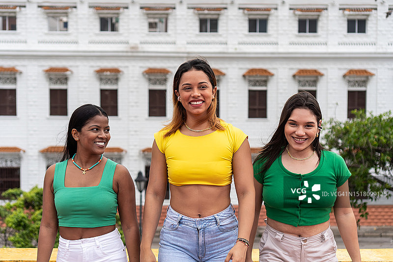 在城市街道上跳舞的多种族女性朋友图片素材