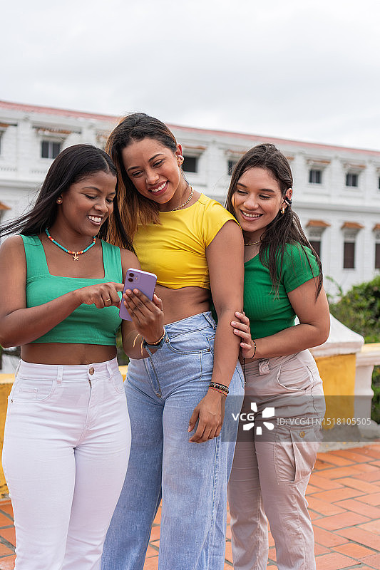 年轻的拉丁裔女性朋友查看社交网络图片素材
