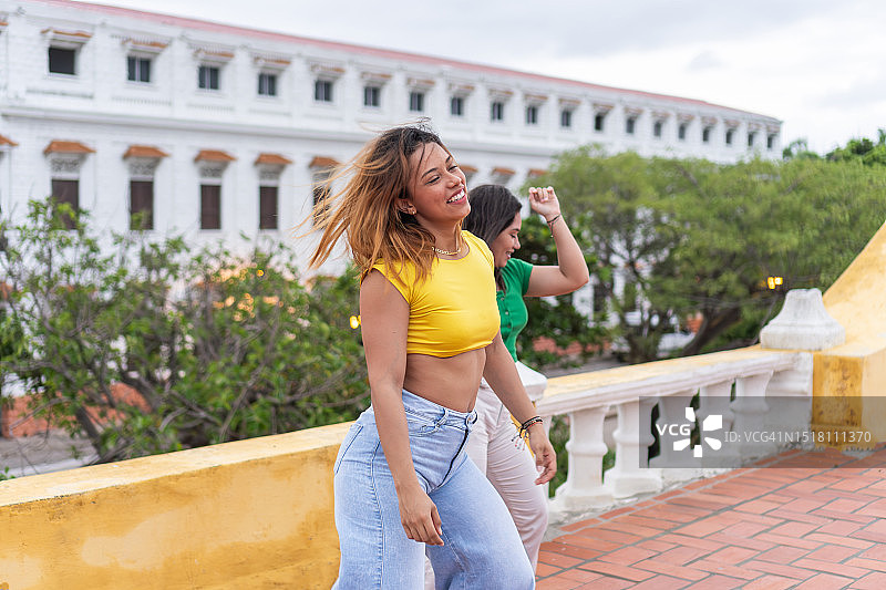 在城市里跳舞的两位拉丁裔女性图片素材