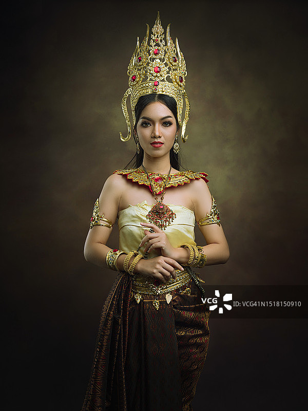 身穿泰国文化服装的年轻女人图片素材