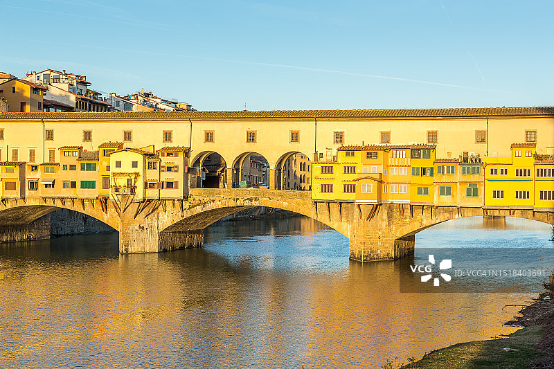 日出时分的阿诺河老桥图片素材