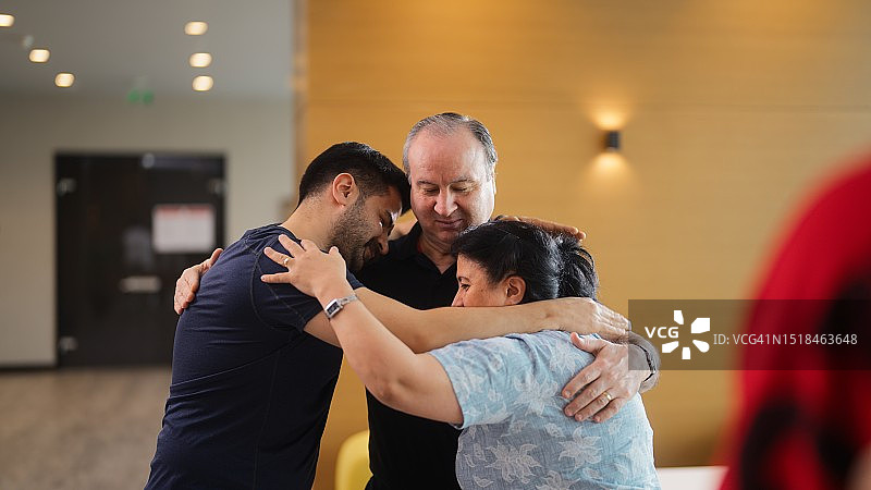 团体治疗结束后互相拥抱的小组成员图片素材