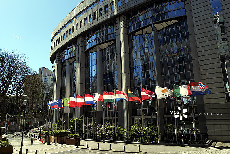 欧洲议会大厦前的欧洲各国国旗图片素材