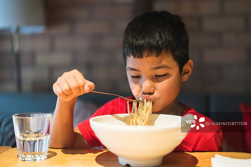 儿童喜爱碗里的面条图片素材