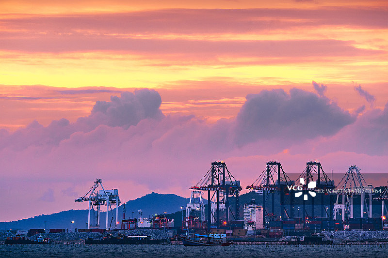 集装箱船和龙门起重机在码头图片素材