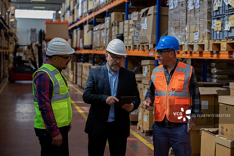 经理和工厂员工共同完成工作图片素材