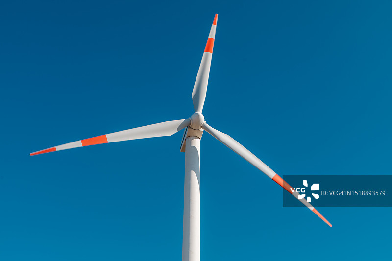 风力涡轮机和蓝天图片素材