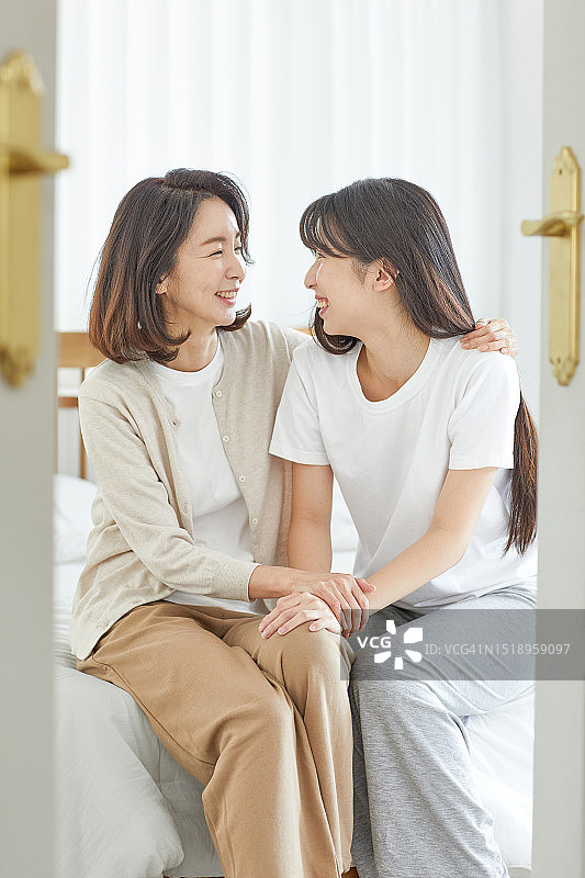 妈妈、女人、女儿，安慰，拥抱，面部表情，喜悦，欢笑图片素材