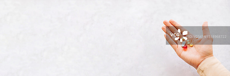 手持药丸banner图片素材