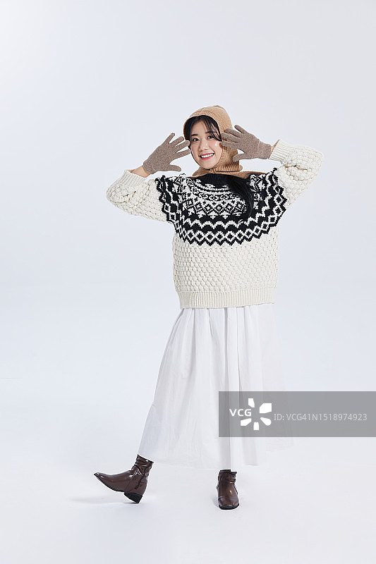 时尚，20多岁的年轻女子，穿着保暖的毛衣，面带笑容图片素材