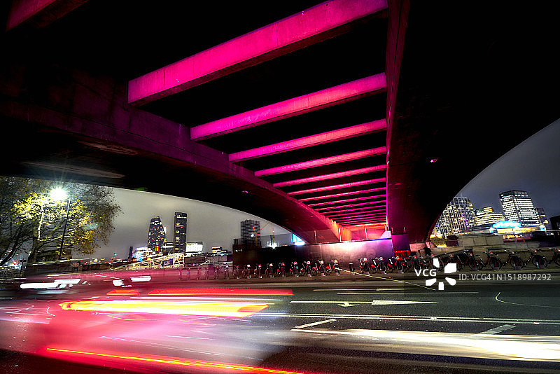 伦敦滑铁卢桥下的夜间光照与模糊的汽车运动图片素材