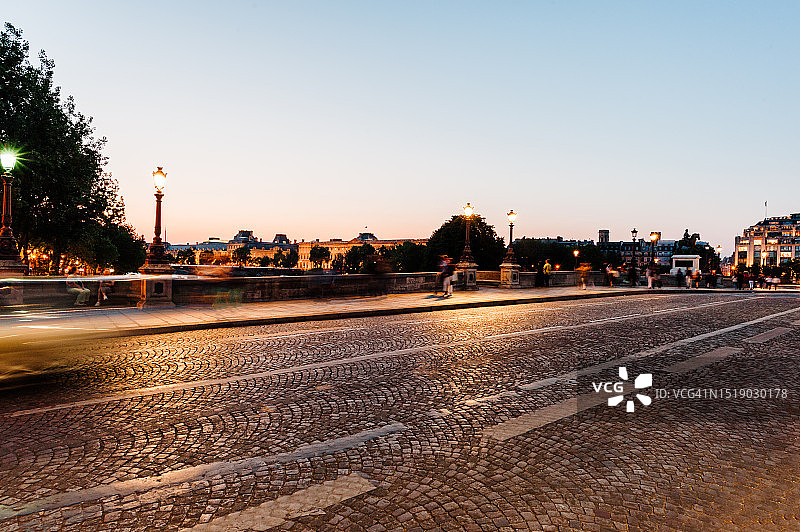 巴黎桥梁的黄昏景色图片素材