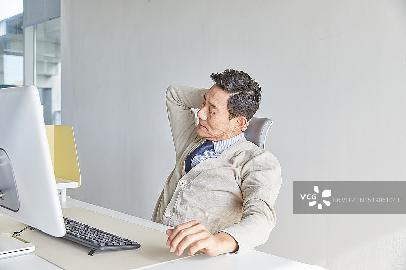 50多岁的白人男商人办公室室内照片图片素材