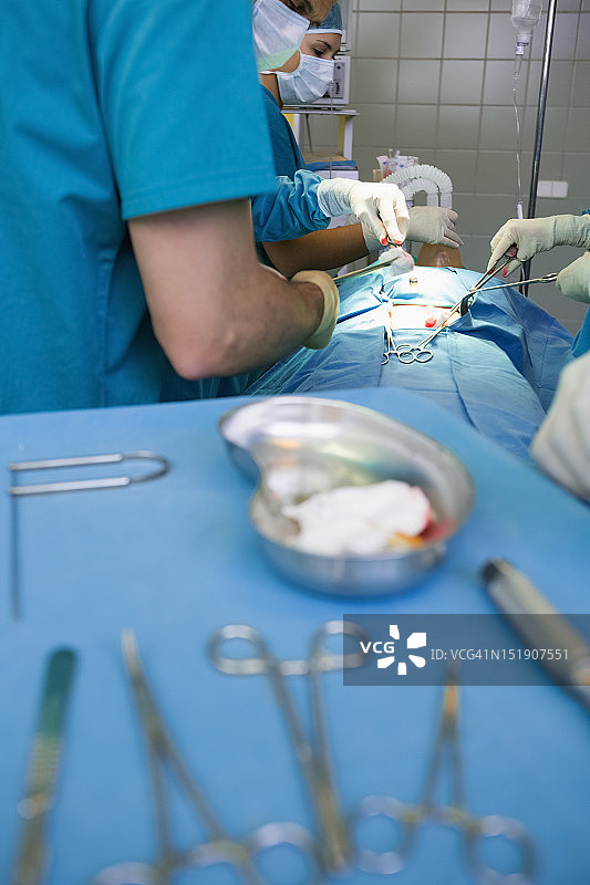 一群外科医生在手术推车旁工作图片素材