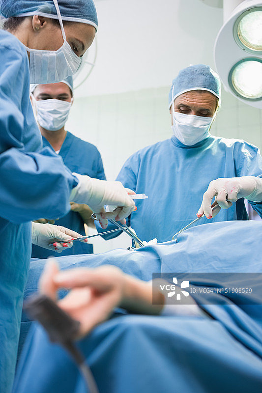 手术室里的外科团队图片素材