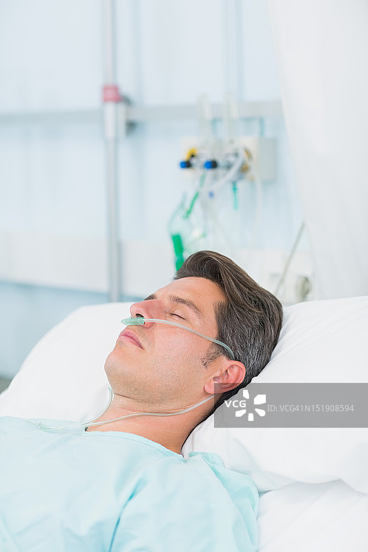 戴氧气鼻导管的白发病人图片素材