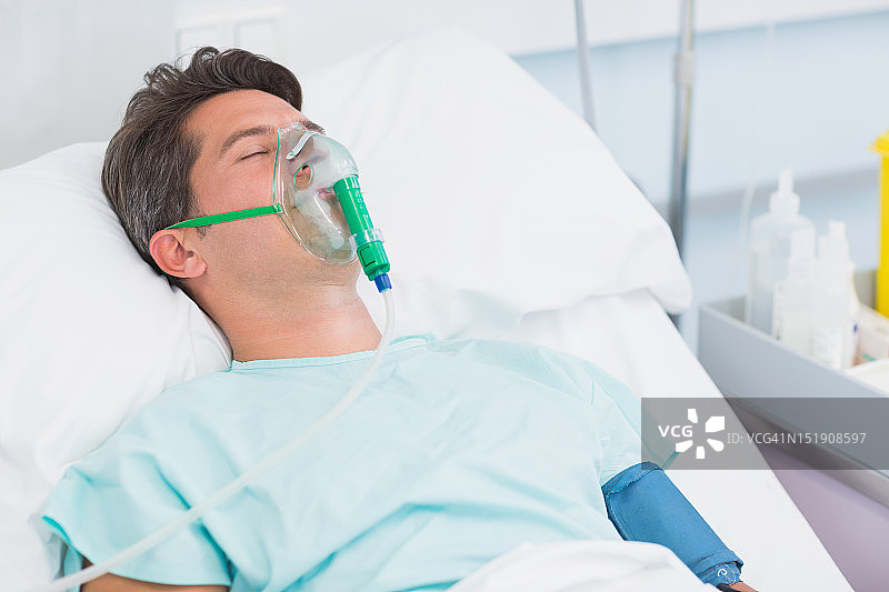 接受呼吸支持的昏迷男性病人图片素材