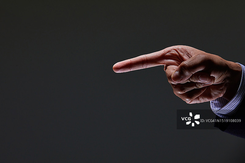 黑暗中的暴力图片素材