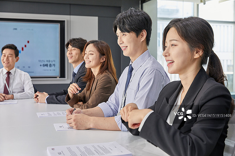 办公室会议室商务会议（50年代决策场景）图片素材