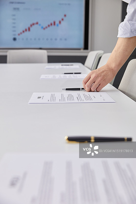 男人，办公室，商务会议，准备，新员工，饮用水，塑料瓶图片素材