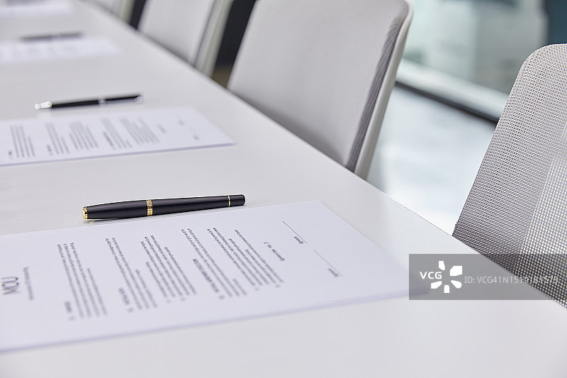 办公室会议室文件笔商务会议准备图片素材