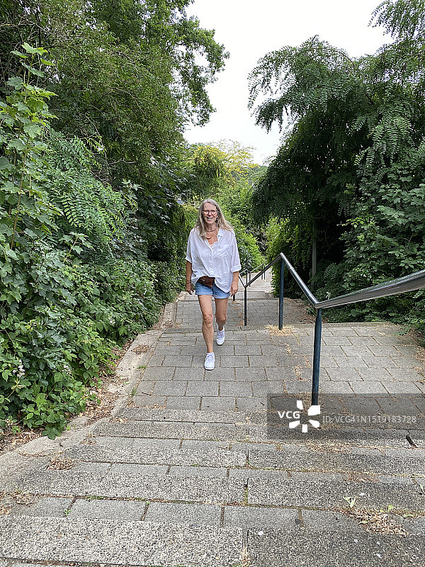 优雅的老年妇女散步图片素材