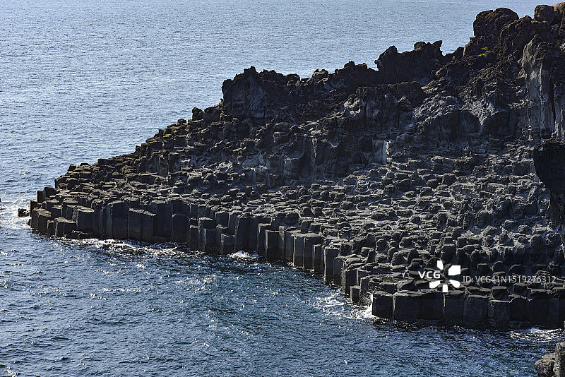 济州特别自治道，济州岛西归浦市中文大浦柱状节理带图片素材