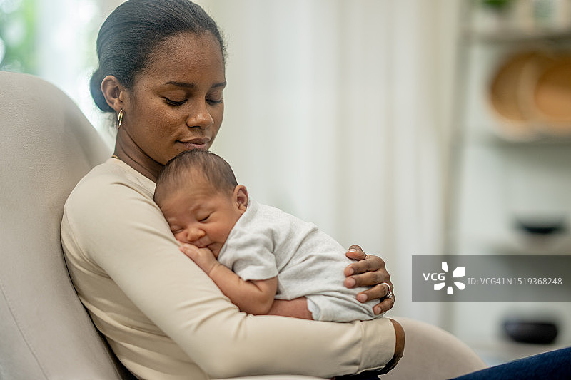 宝宝打嗝图片素材