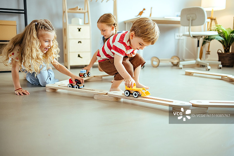 儿童在家玩玩具图片素材