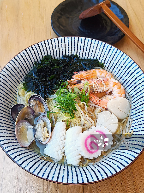 餐厅碗里的鱼拉面图片素材