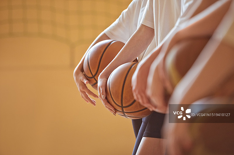 在体育馆里的高中篮球运动员图片素材