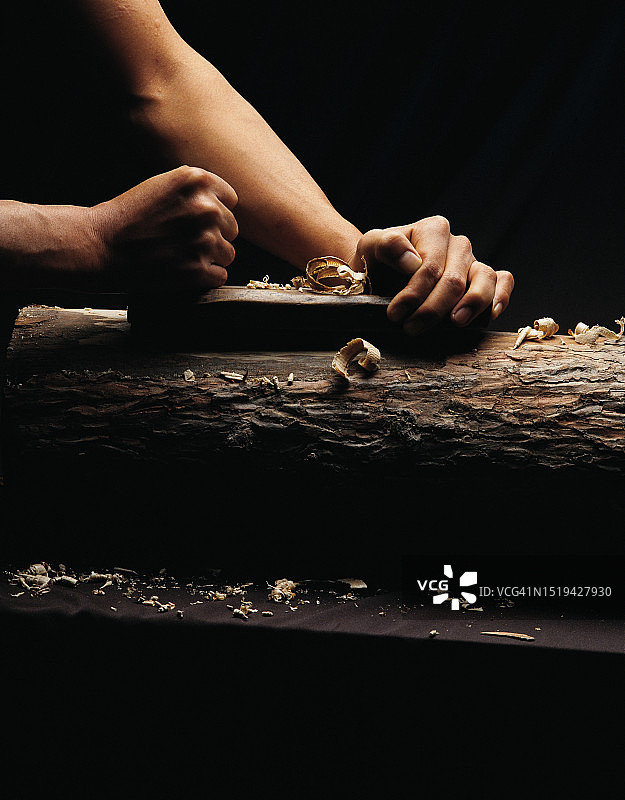 手、木材、刨床图片素材