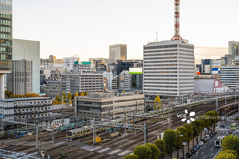 日本东京市中心的火车轨道图片素材