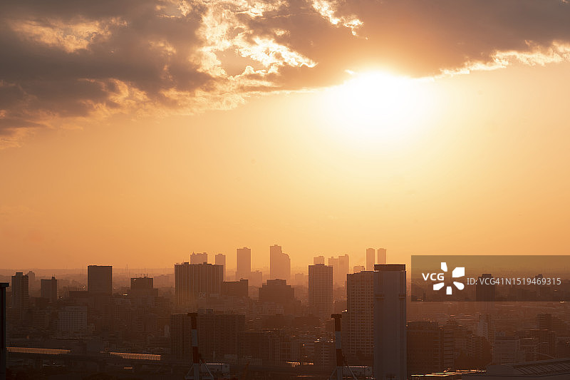 东京日落时分的城市天际线图片素材