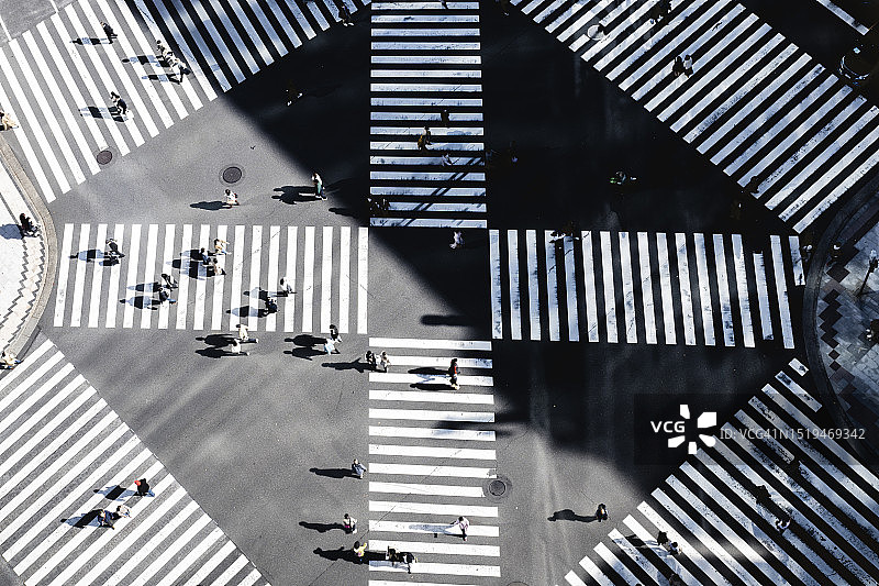 人们在日本东京的十字路口行走图片素材