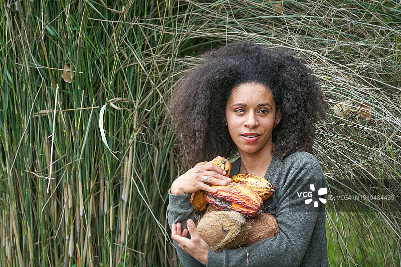 手持可可果的年轻女子 портрет图片素材