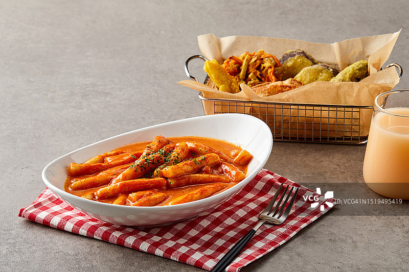 韩式炒年糕和天妇罗图片素材