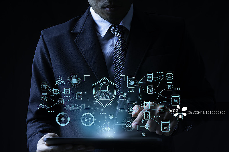 在笔记本电脑上使用技术和安全系统的商人图片素材