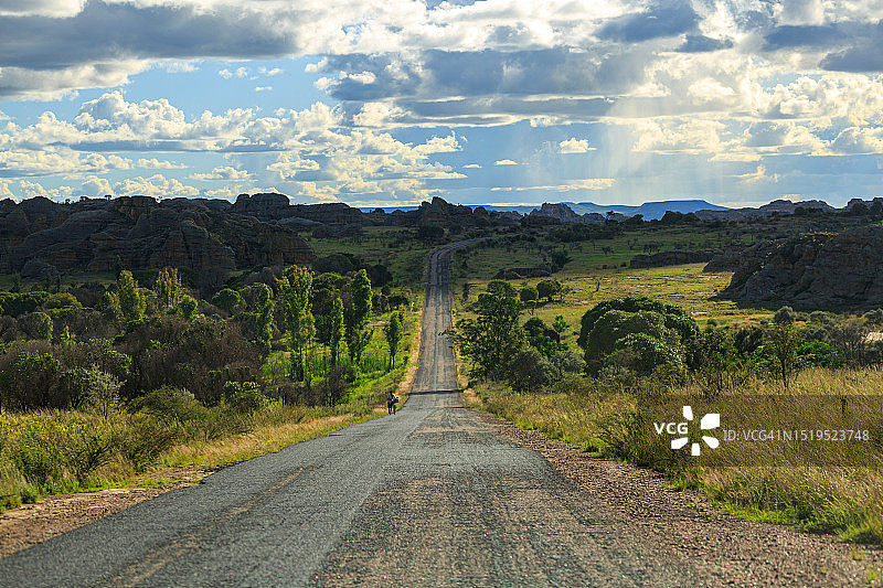 马达加斯加的自然风光：道路图片素材