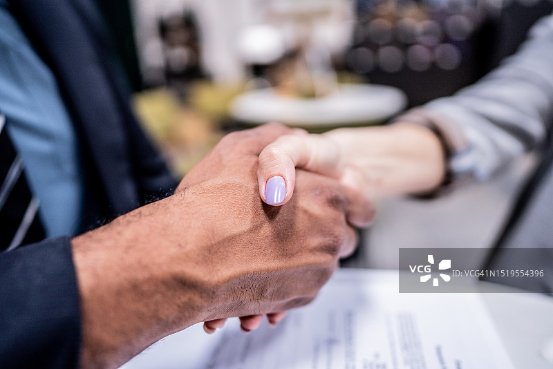 男女握手图片素材