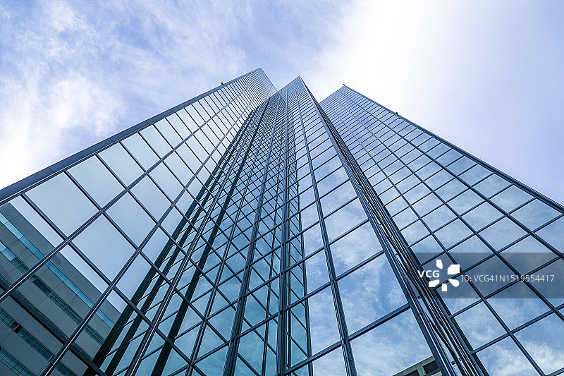 东京玻璃建筑的仰视角度照片图片素材