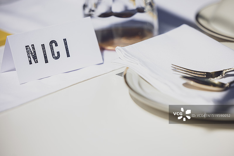 带有姓名标签的餐桌装饰特写：花园派对、夏季节日、生日派对、洗礼或婚礼图片素材