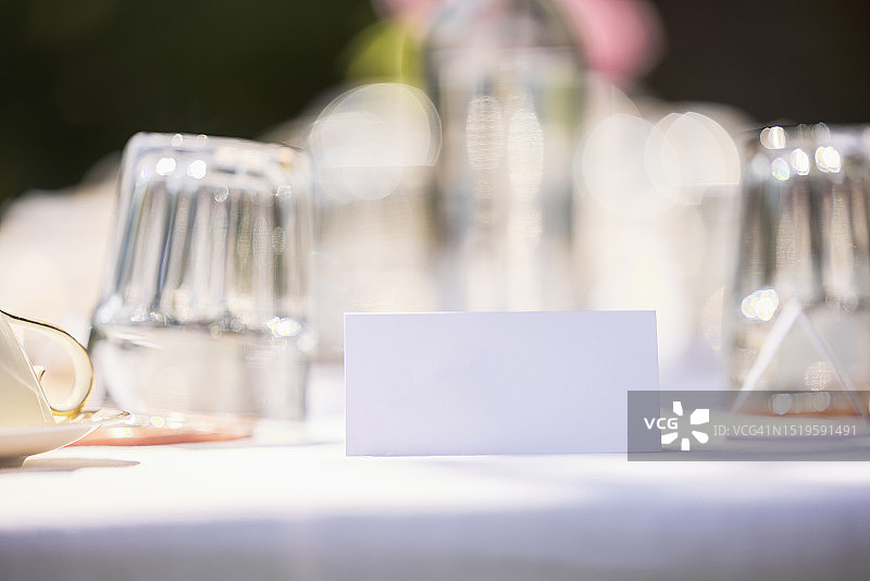 带有姓名标签的餐桌装饰特写：花园派对、夏季节日、生日派对、洗礼或婚礼图片素材