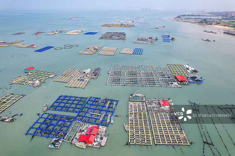 漂浮在海面上的水产养殖场图片素材